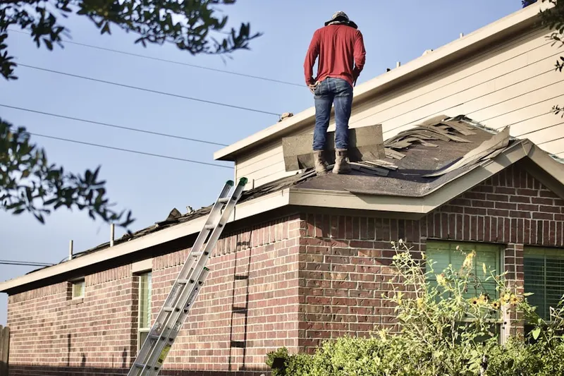Professional roofer working on a residential roof in Corona Vista